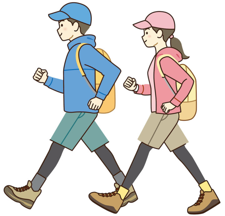 ハイキングする男女