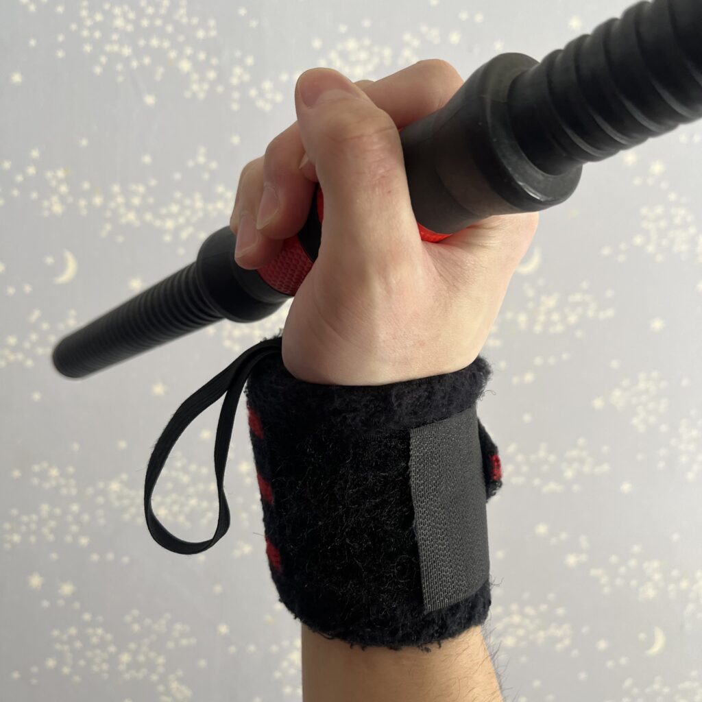 リストラップをつけている手の写真