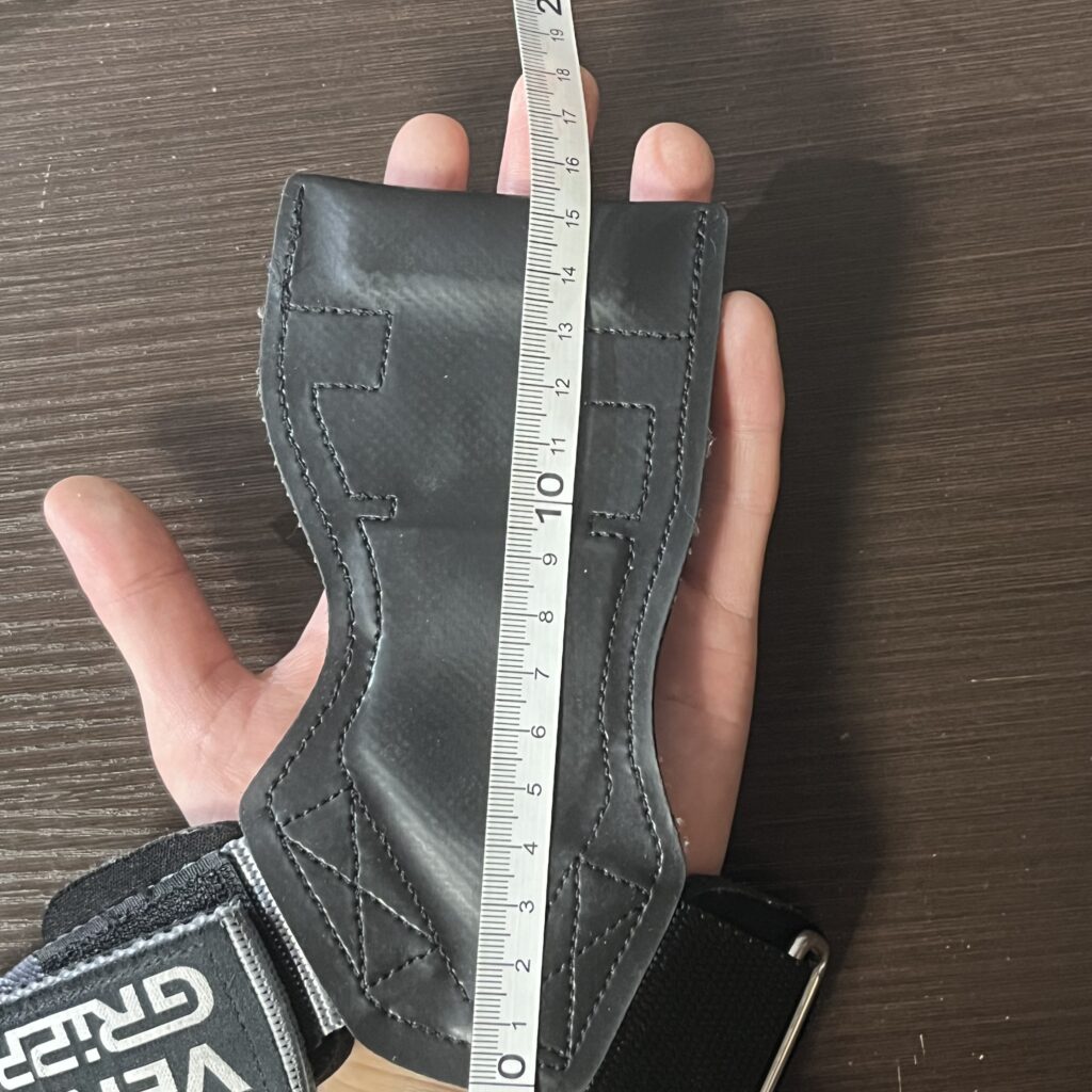 バーサグリップの長さを測っている写真