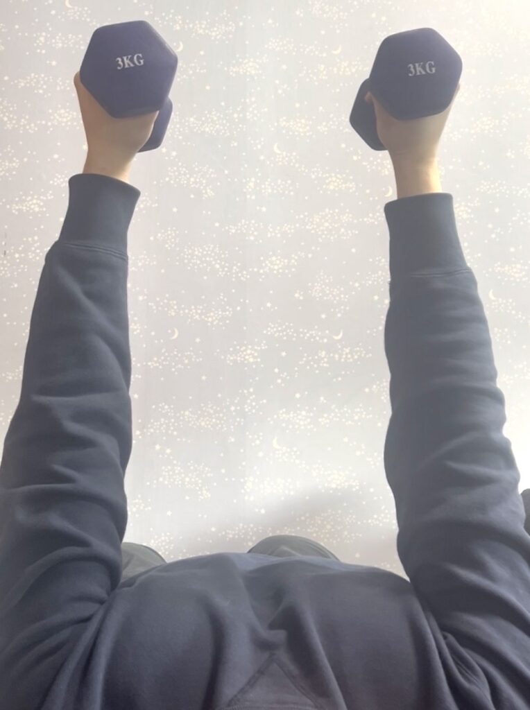 ダンベルを2つ持っている写真