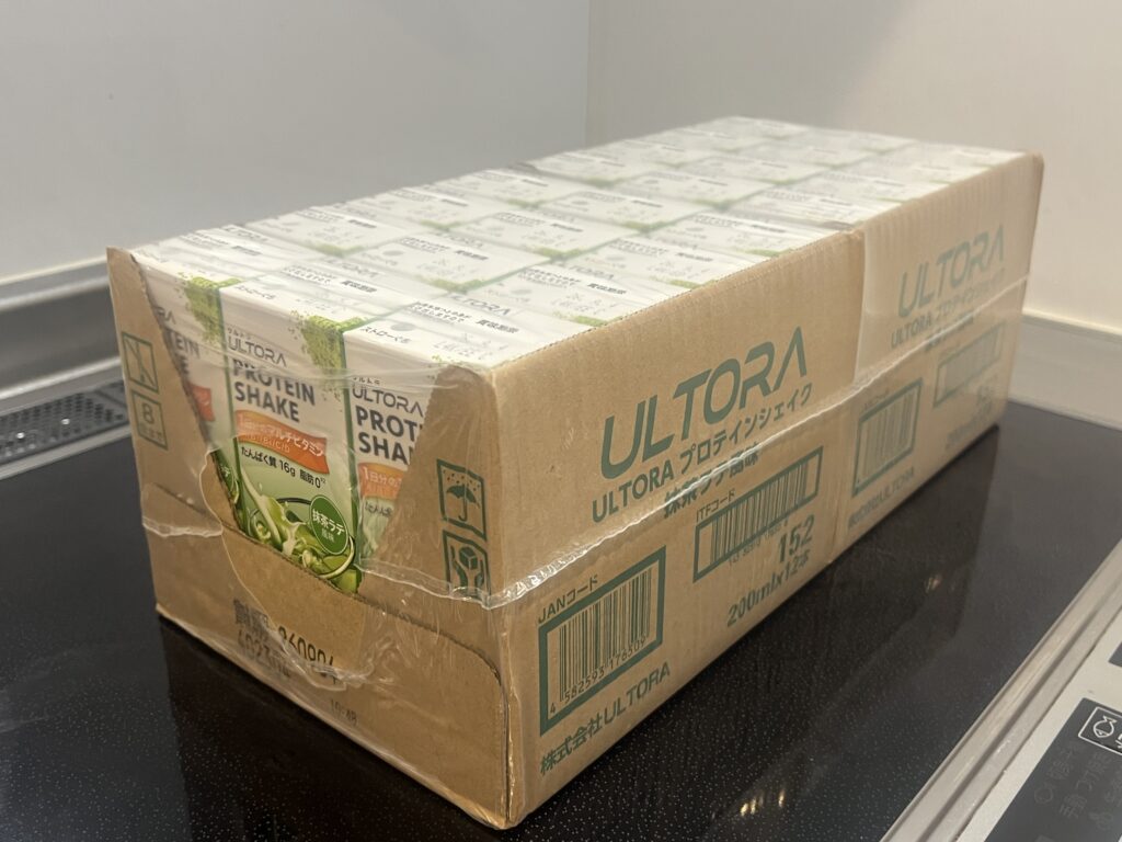 ウルトラの抹茶ラテ風味のプロテインのパックの箱詰め