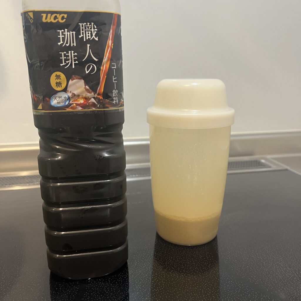 アイスコーヒーで割ったウルトラの抹茶ラテプロテイン