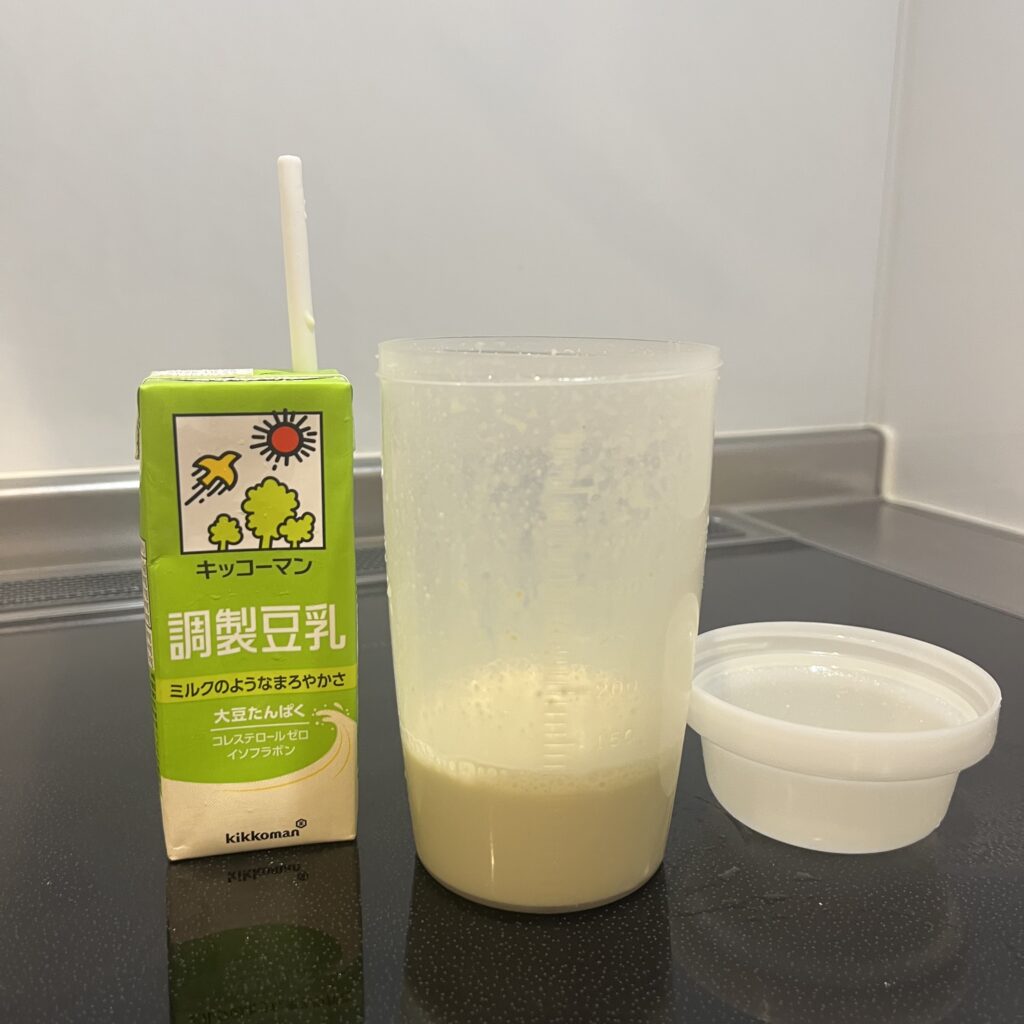 豆乳で割ったウルトラの抹茶ラテプロテイン