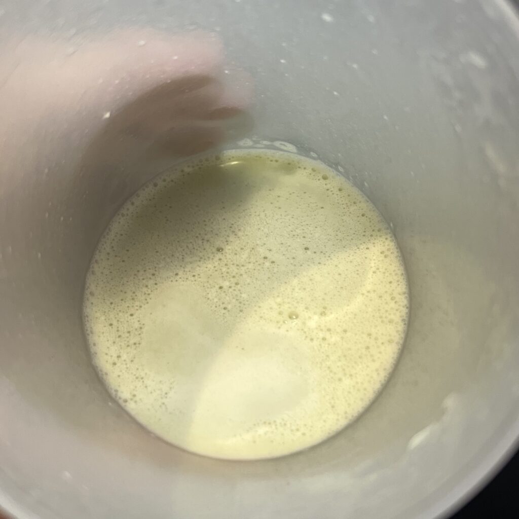 ウルトラの抹茶ラテプロテインの泡立ち状態の写真