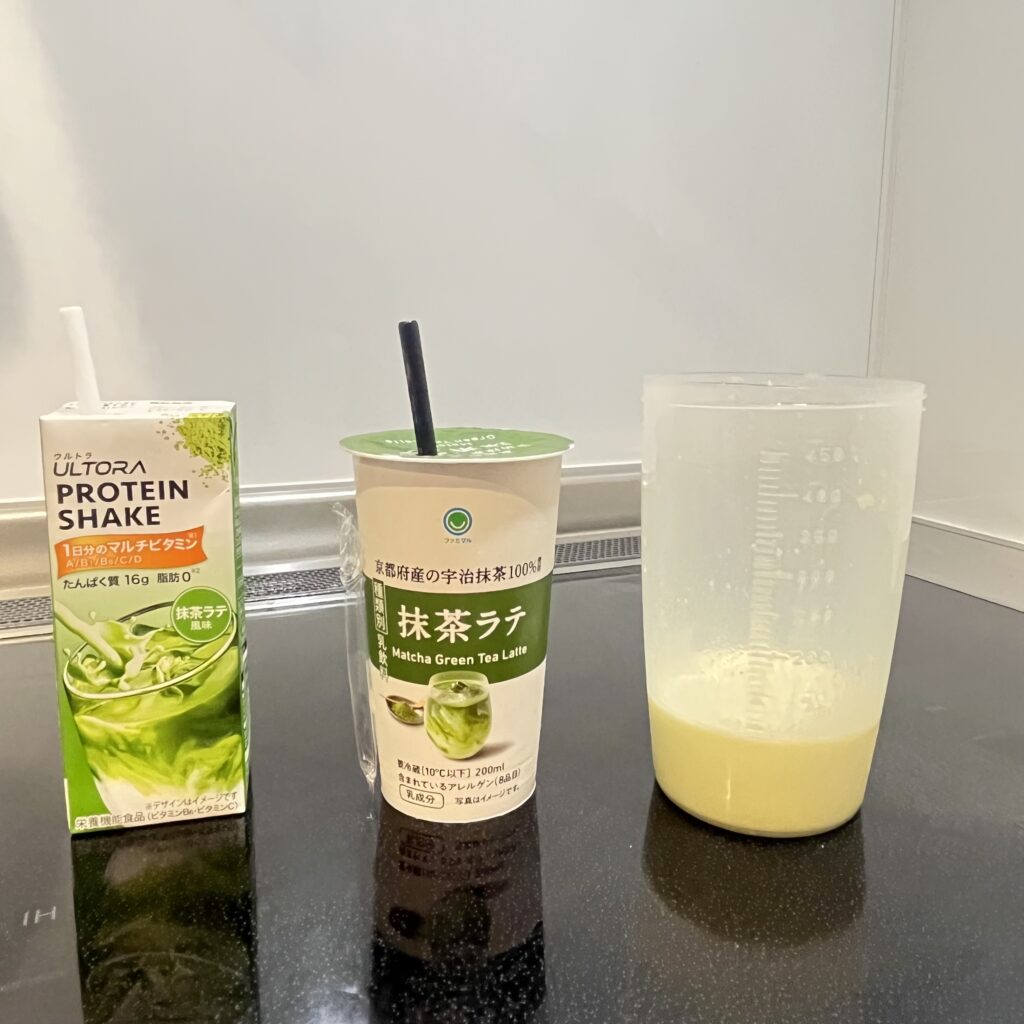 ウルトラの抹茶ラテとコンビニの抹茶ラテの写真