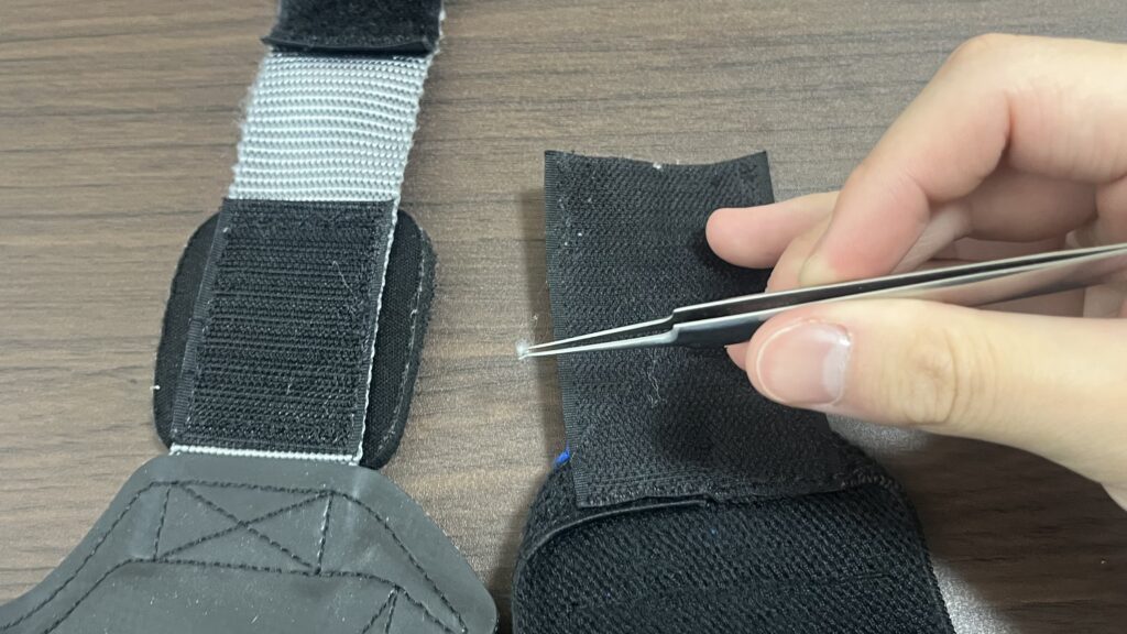 マジックテープのゴミをとっている