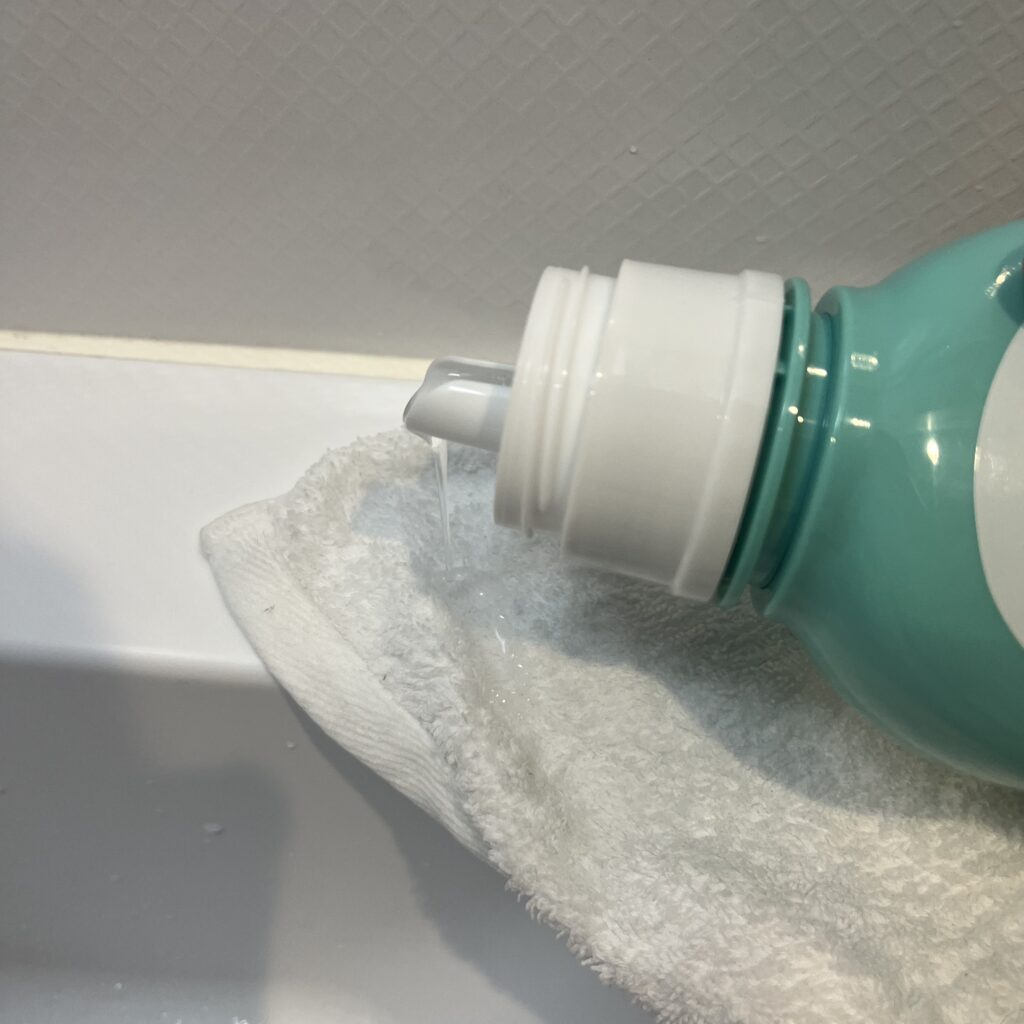 布にウタマロ洗剤を垂らしている写真