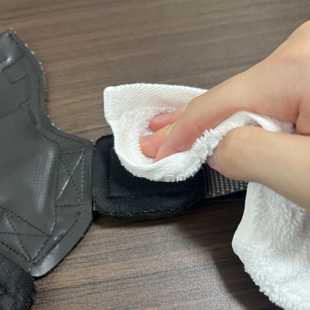 パワーグリップのクッションを拭いている