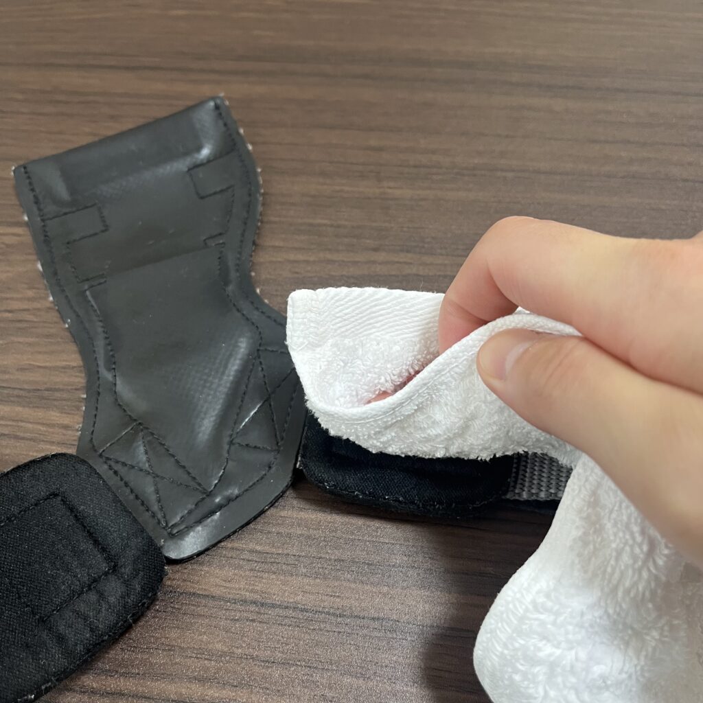 パワーグリップの布を拭き取っている