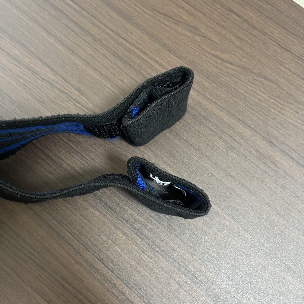 リストラップのマジックテープを閉じる写真