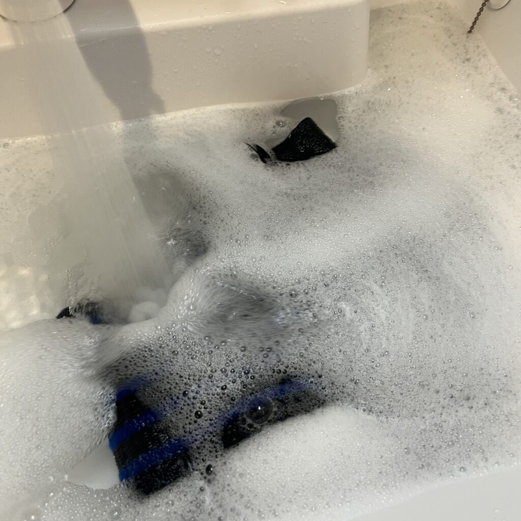 ウタマロ洗剤を泡立てている写真