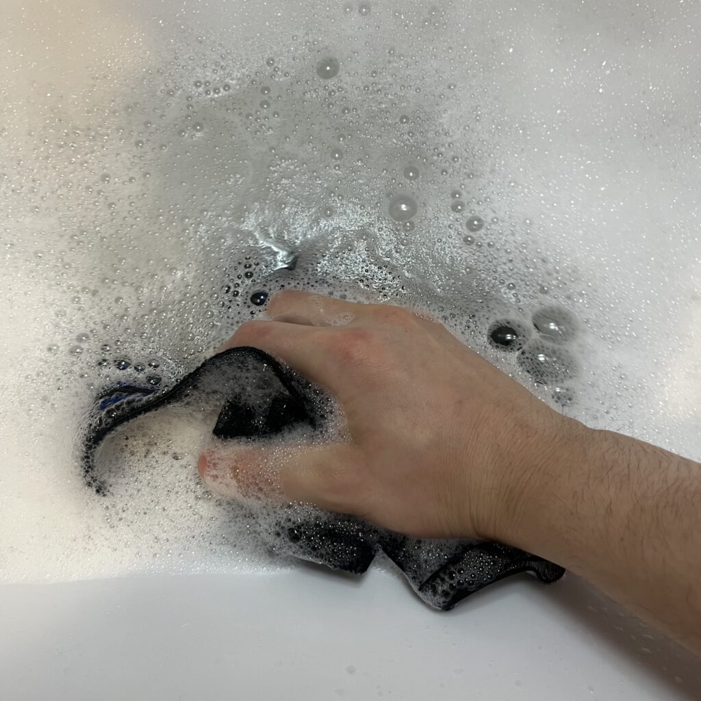 リストラップを手洗いする写真