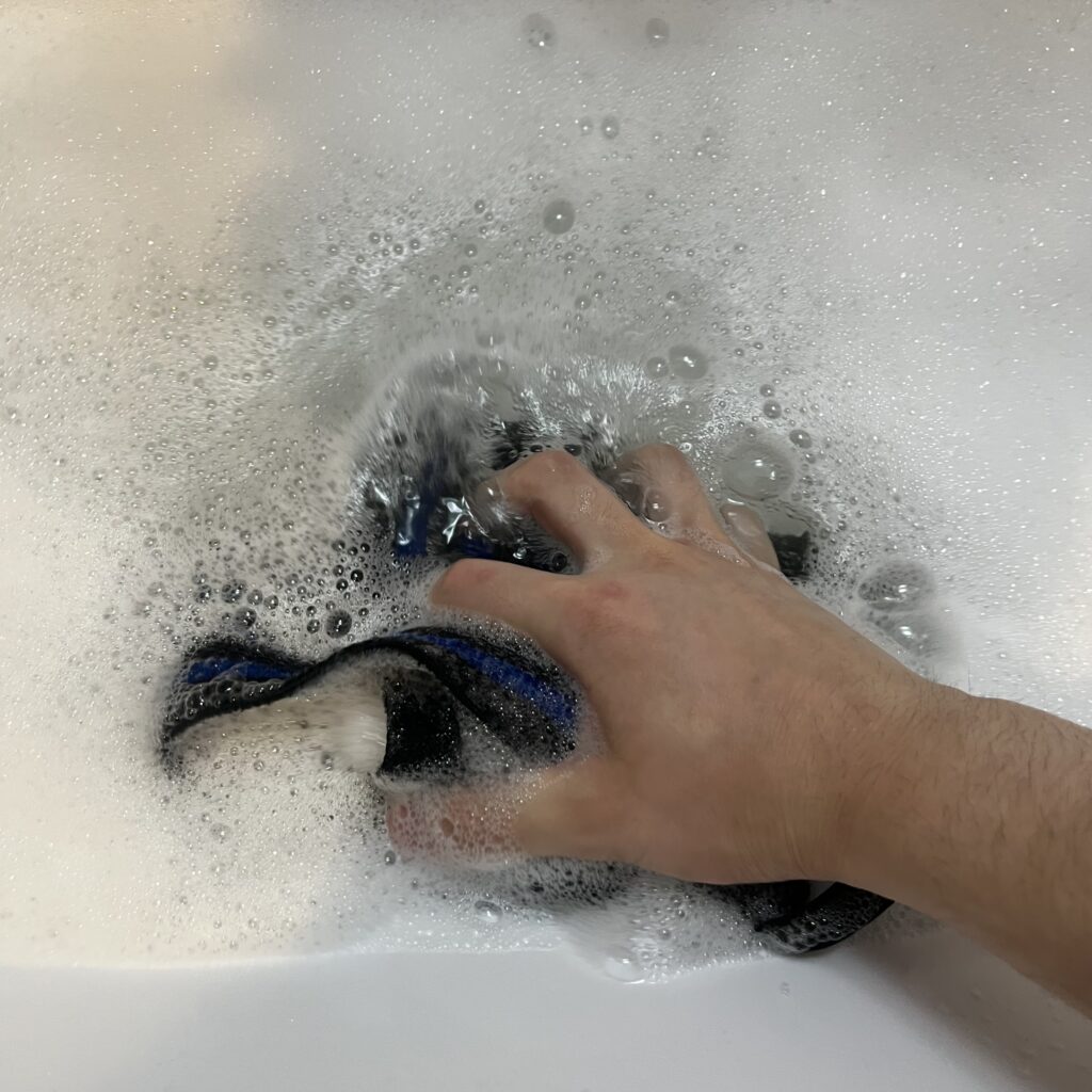 リストラップをもみ洗いする写真