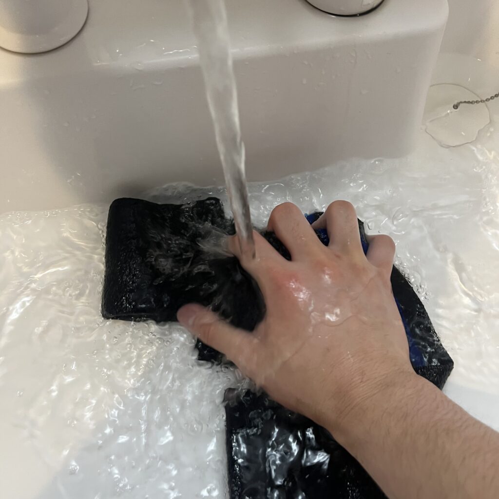 リストラップを濯ぎ洗いする写真