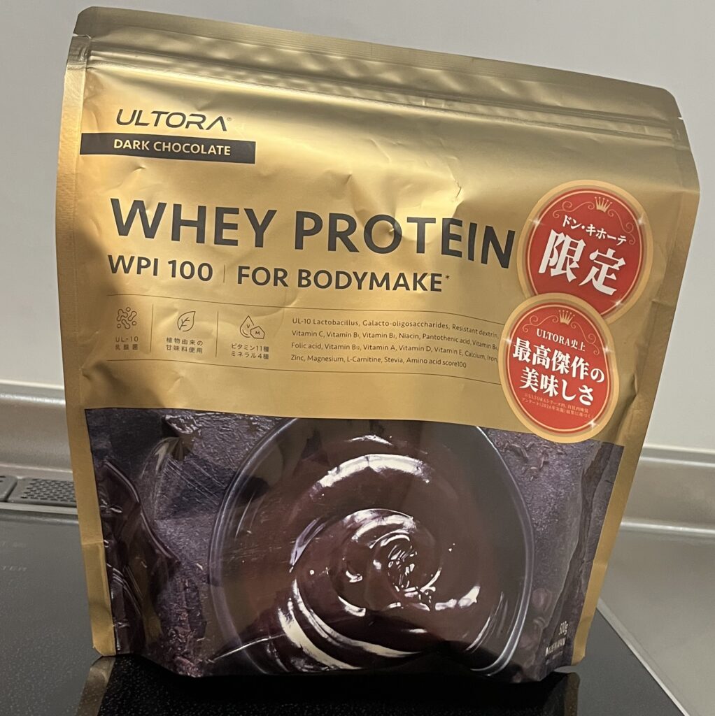 ウルトラのプロテインダークチョコレート味の未開封パッケージ