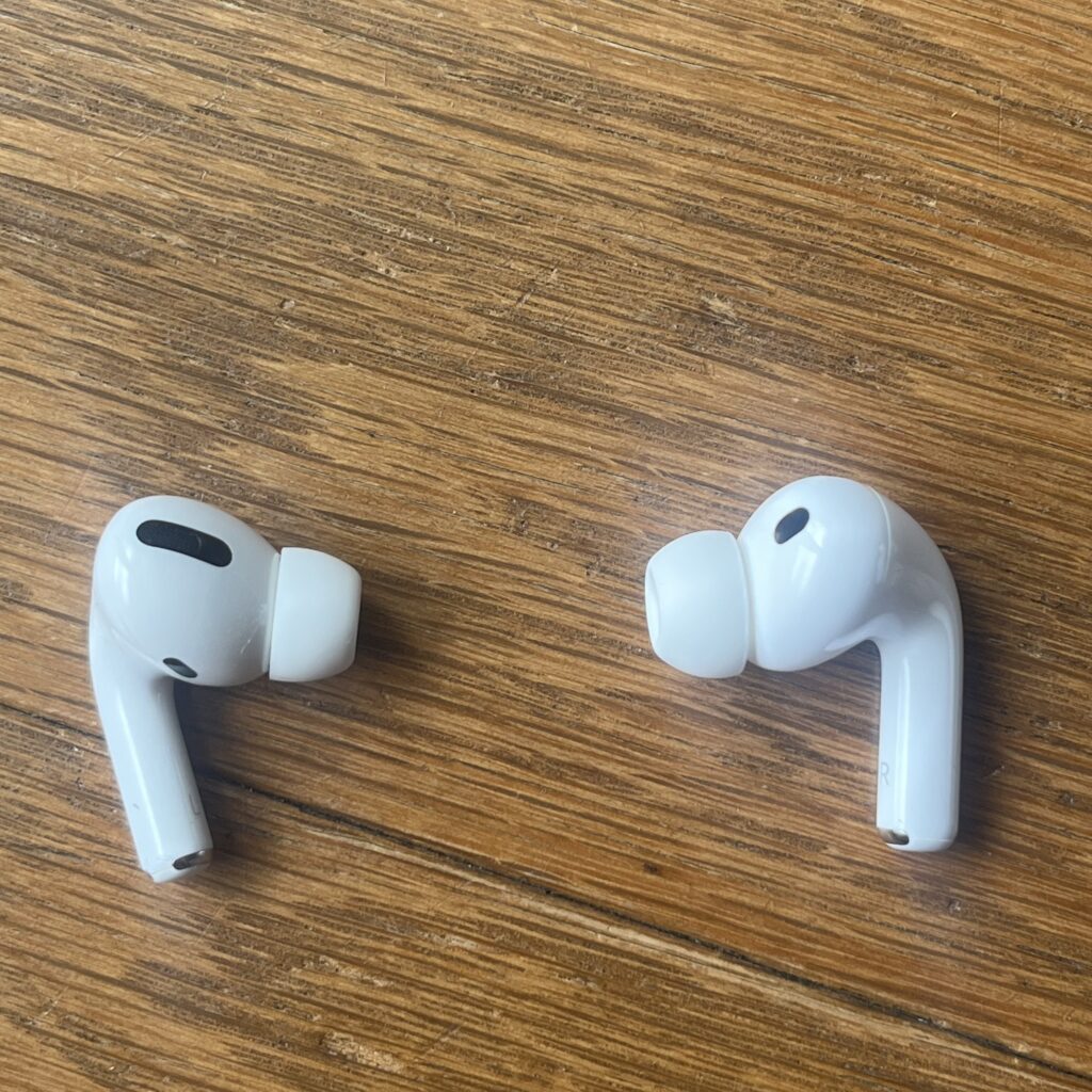 AirPods Pro2とPro3片方の写真