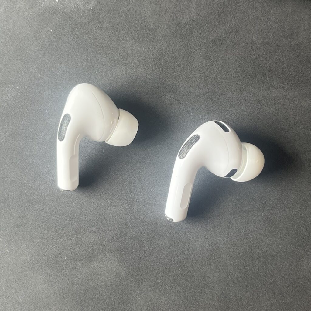 AirPods Pro2とPro3片方の写真