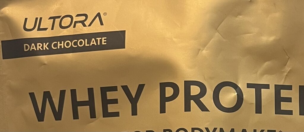 ウルトラのダークチョコレートプロテインパッケージ表の文字の写真
