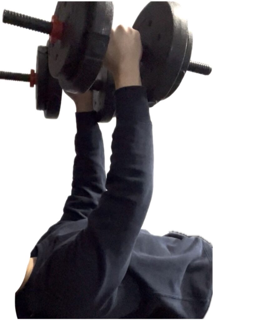 ダンベルを両手に持っている写真