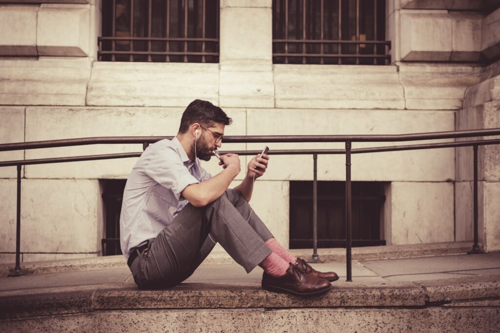 スマホをいじる男性